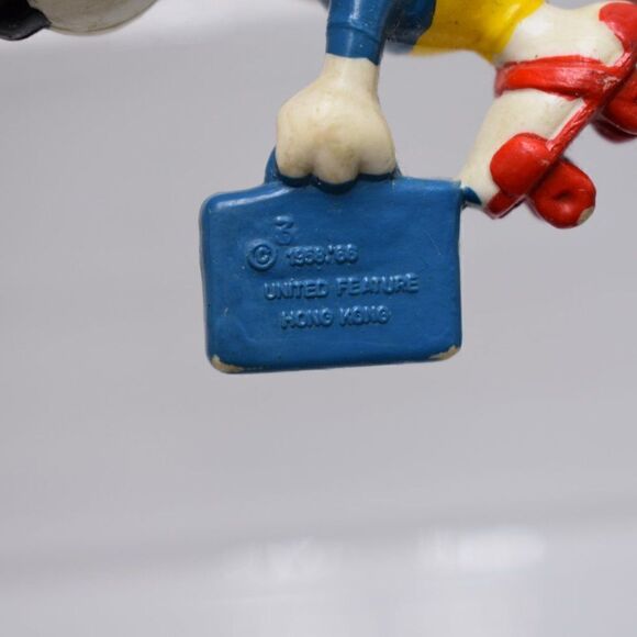 Vintage Peanuts Snoopy Rollerblading To Work Businessman Mini PVC Miniature - Picture 6 of 7